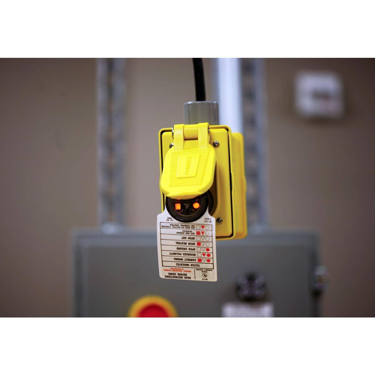 Wiring Device-Kellems HBL5200 1-Phase 3-Wire Grounding 2-Pole Plug Body Corrosion Resistant Receptacle Tester, 125 VAC, 15 A Load, NEMA 5-15P Enclosure