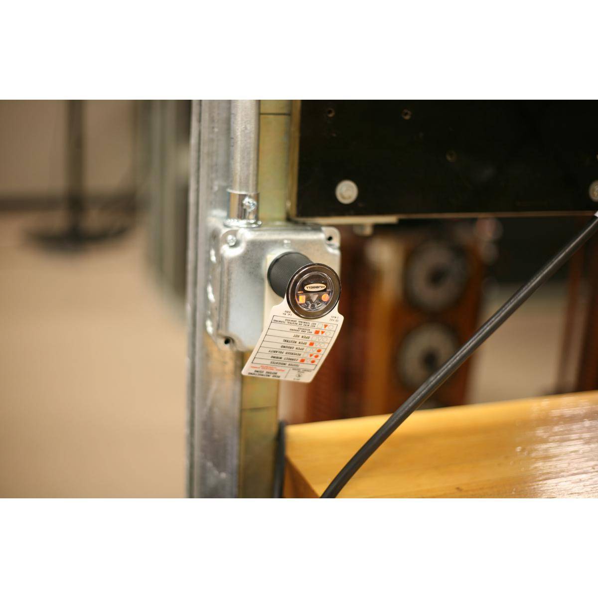 Wiring Device-Kellems HBL5200 1-Phase 3-Wire Grounding 2-Pole Plug Body Corrosion Resistant Receptacle Tester, 125 VAC, 15 A Load, NEMA 5-15P Enclosure